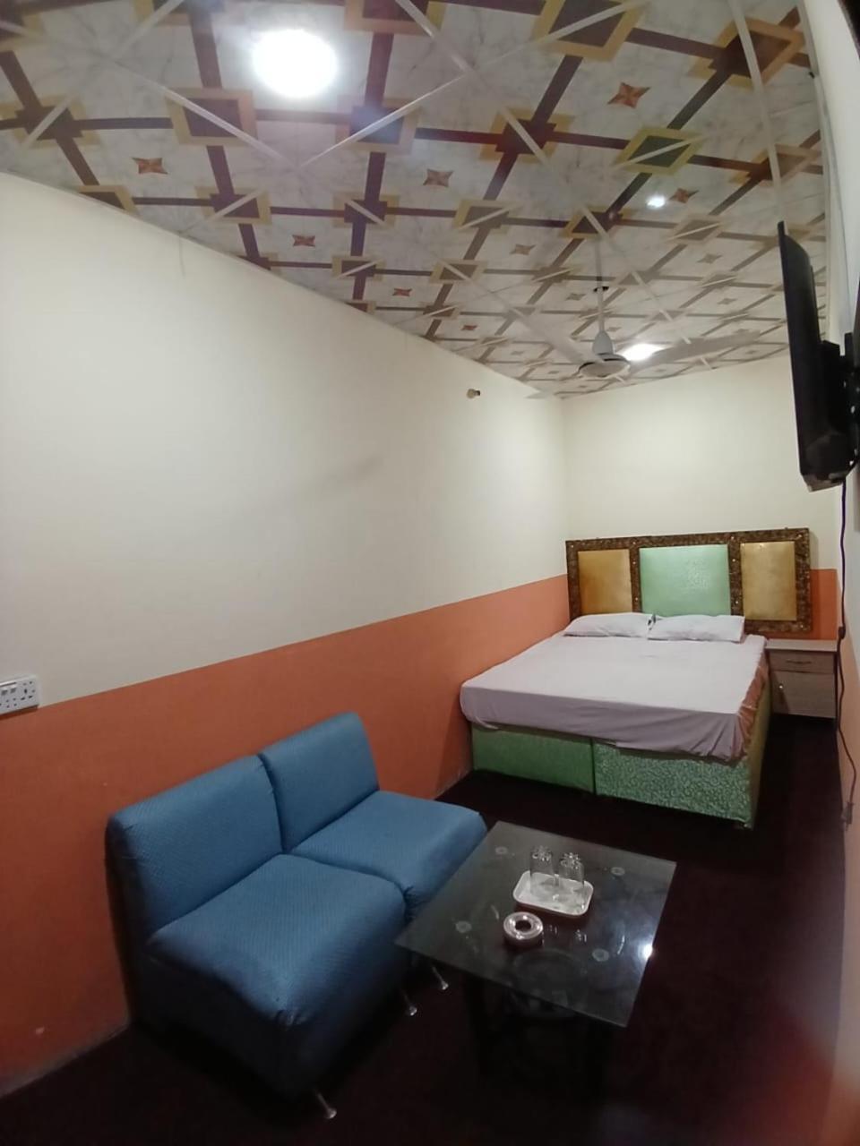 New Pak Royal Hotel ลาฮอร์ ภายนอก รูปภาพ