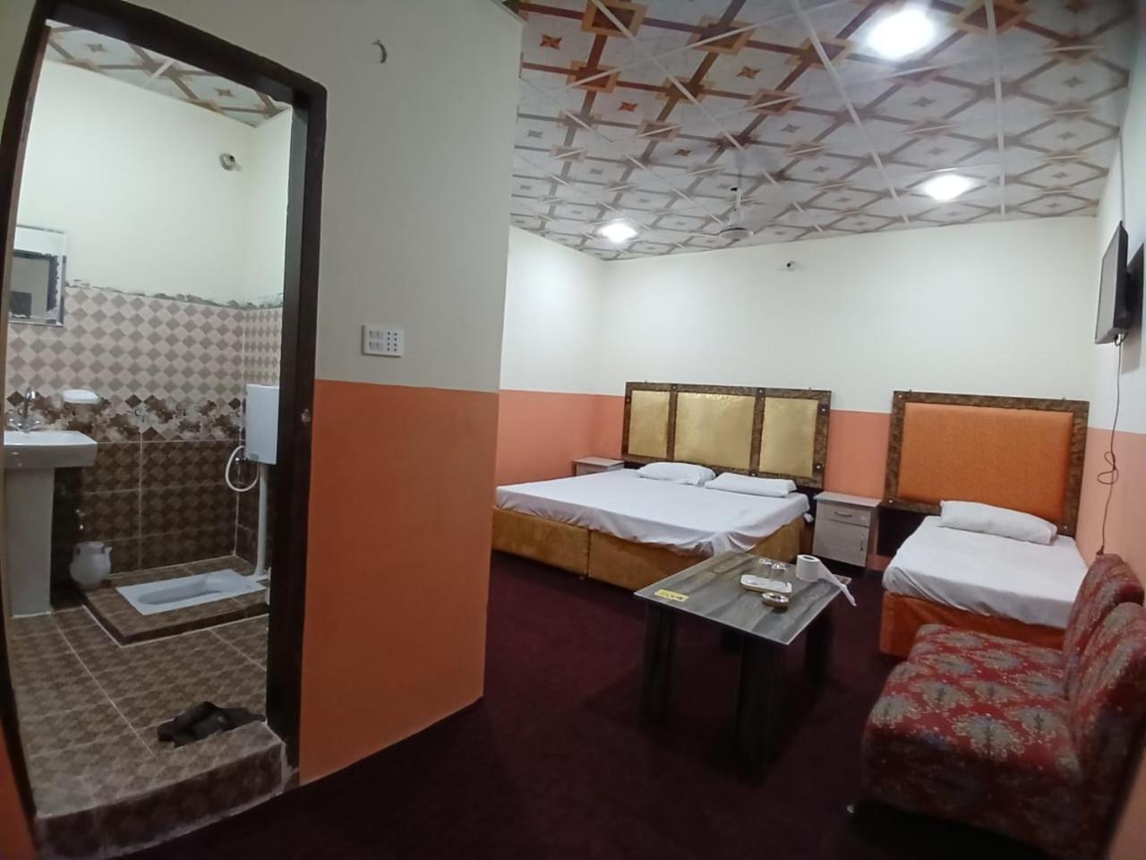 New Pak Royal Hotel ลาฮอร์ ภายนอก รูปภาพ